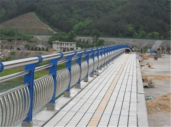 顺义不锈钢桥梁护栏的特性及其在现代建筑中的应用